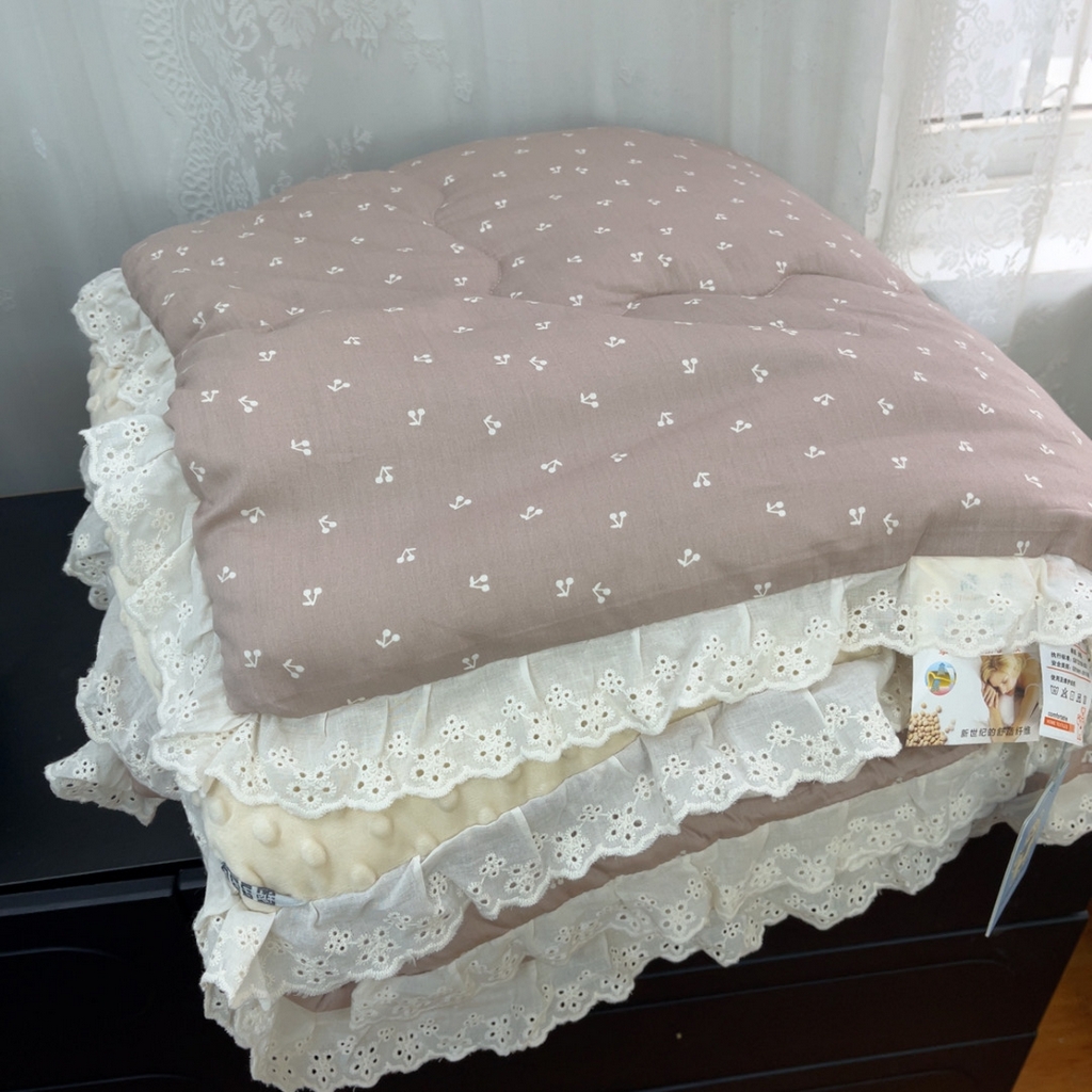 91家纺网 家纺一手货源 找家纺 暖居 2025新款纯棉花边款春秋豆豆被四季通用 音符樱桃