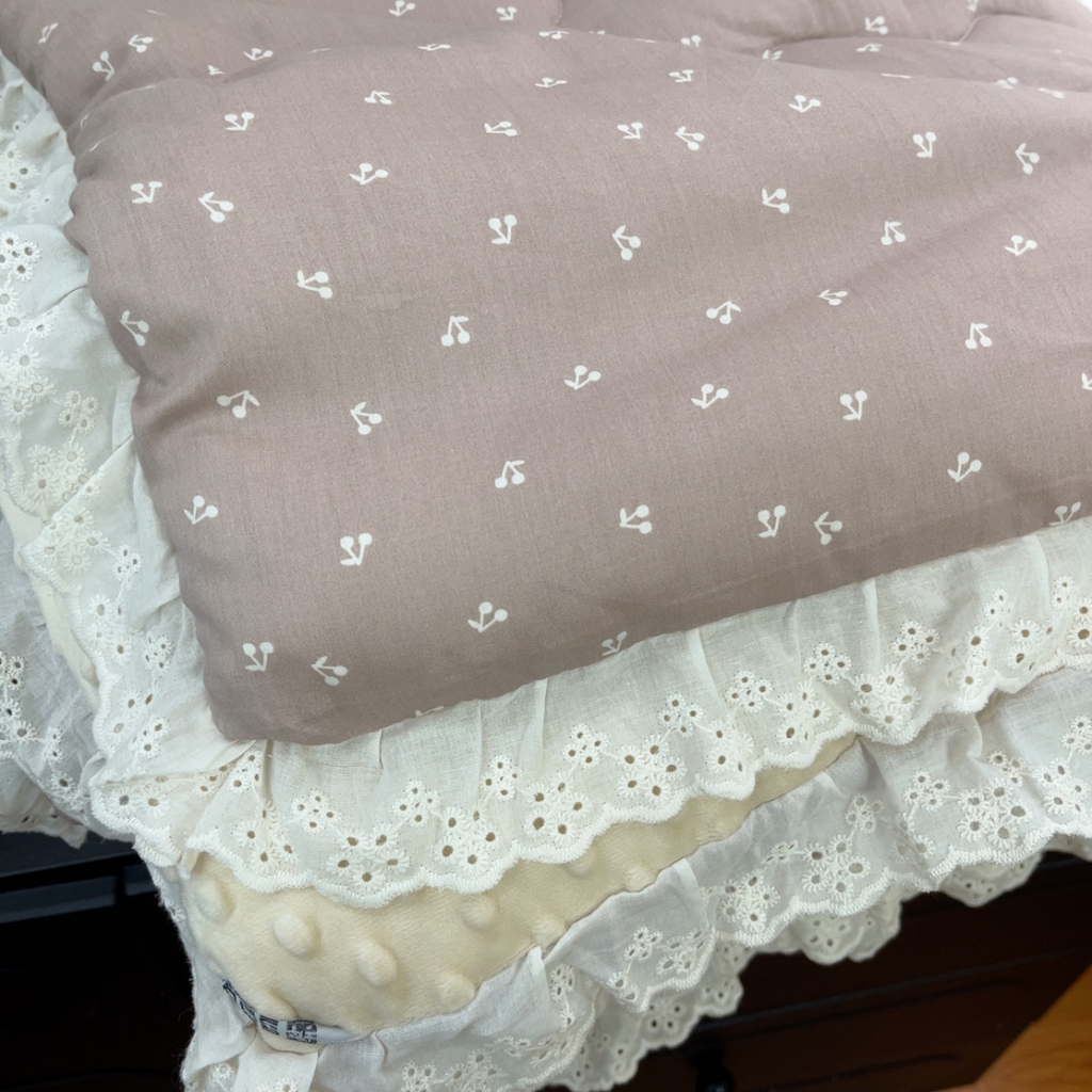 91家纺网 家纺一手货源 找家纺 暖居 2025新款纯棉花边款春秋豆豆被四季通用 音符樱桃