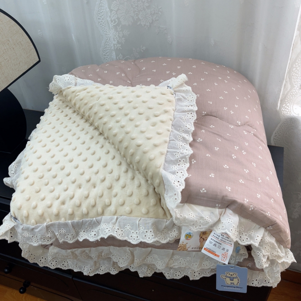 91家纺网 家纺一手货源 找家纺 暖居 2025新款纯棉花边款春秋豆豆被四季通用 音符樱桃