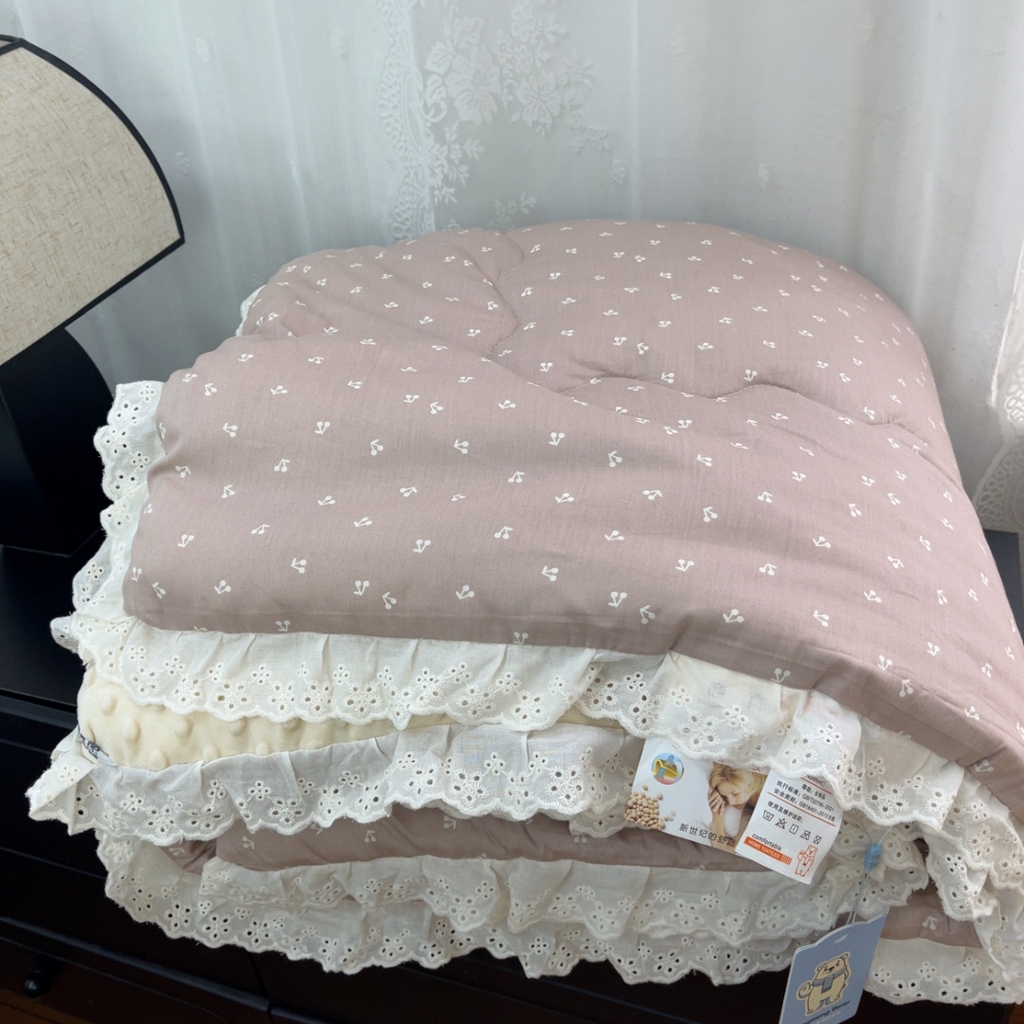 91家纺网 家纺一手货源 找家纺 暖居 2025新款纯棉花边款春秋豆豆被四季通用 音符樱桃