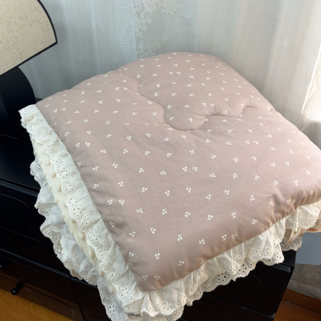 91家纺网 家纺一手货源 找家纺 暖居 2025新款纯棉花边款春秋豆豆被四季通用 音符樱桃