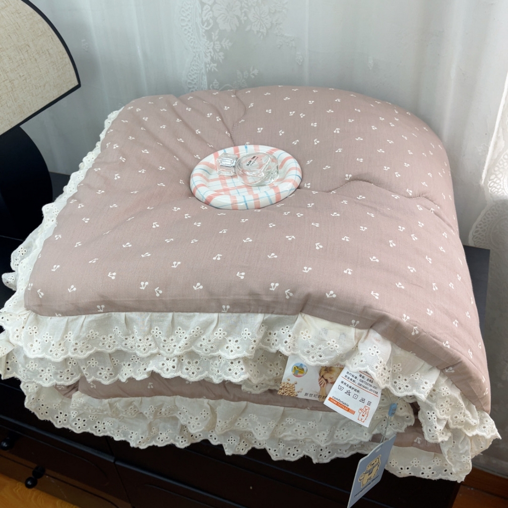91家纺网 家纺一手货源 找家纺 暖居 2025新款纯棉花边款春秋豆豆被四季通用 音符樱桃