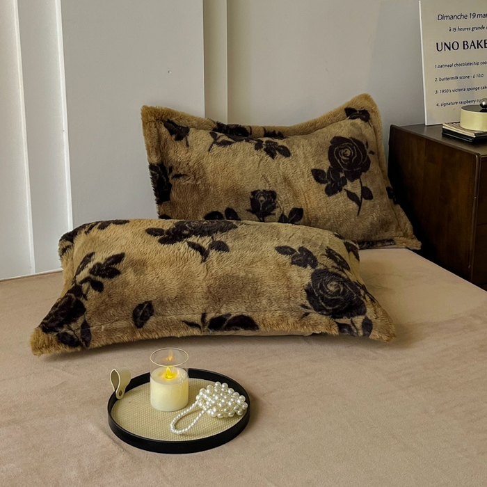 91家纺网 家纺一手货源 找家纺 梦莱斯 2025新款亲肤舒适兔毛印花牛奶绒保暖四件套一美拉德系 黑玫瑰棕