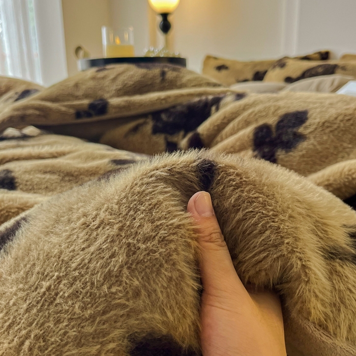 91家纺网 家纺一手货源 找家纺 梦莱斯 2025新款亲肤舒适兔毛印花牛奶绒保暖四件套一美拉德系 黑玫瑰棕