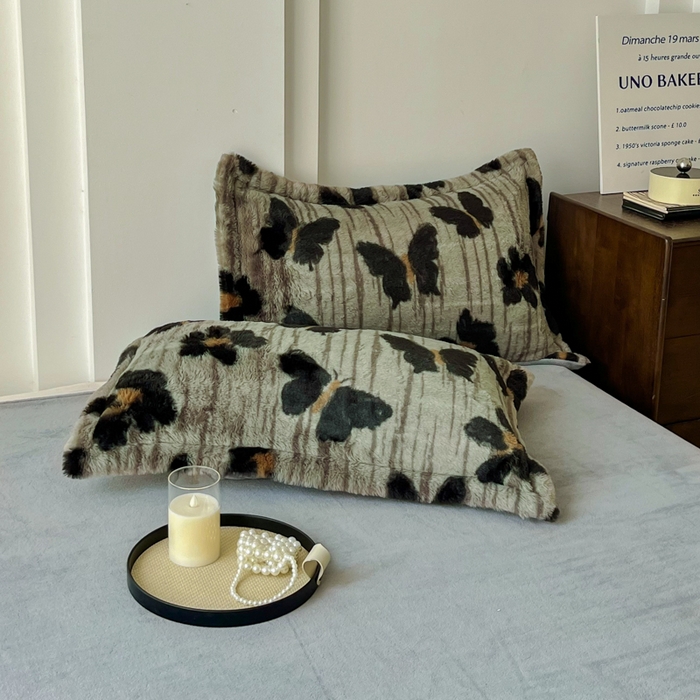 91家纺网 家纺一手货源 找家纺 梦莱斯 2025新款亲肤舒适兔毛印花牛奶绒保暖四件套一美拉德系 蝴蝶灰