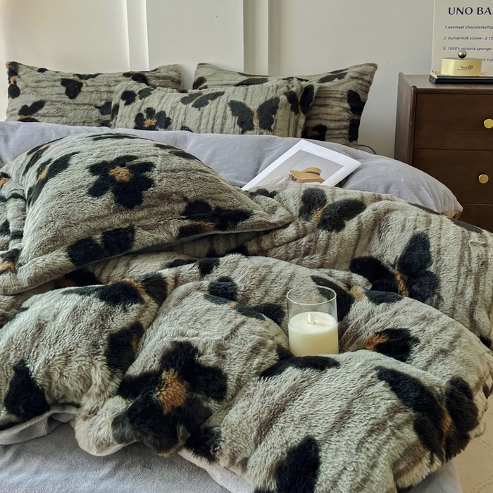 91家纺网 家纺一手货源 找家纺 梦莱斯 2025新款亲肤舒适兔毛印花牛奶绒保暖四件套一美拉德系 蝴蝶灰