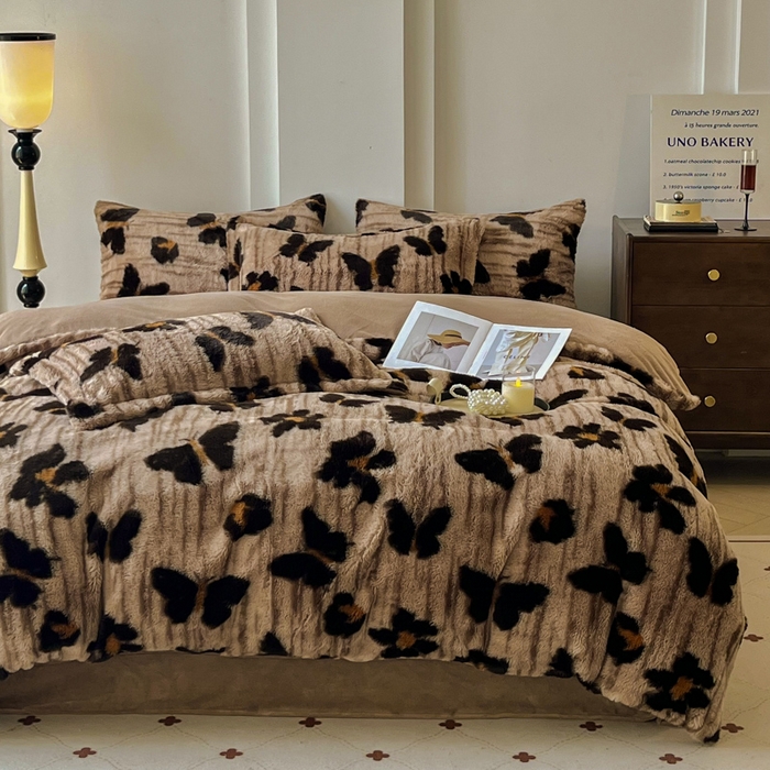 91家纺网 家纺一手货源 找家纺 梦莱斯 2025新款亲肤舒适兔毛印花牛奶绒保暖四件套一美拉德系 蝴蝶棕