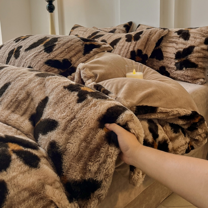 91家纺网 家纺一手货源 找家纺 梦莱斯 2025新款亲肤舒适兔毛印花牛奶绒保暖四件套一美拉德系 蝴蝶棕