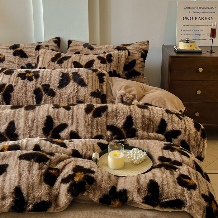 91家纺网 家纺一手货源 找家纺 梦莱斯 2025新款亲肤舒适兔毛印花牛奶绒保暖四件套一美拉德系 蝴蝶棕