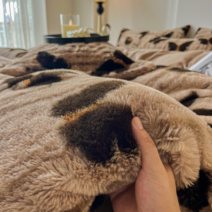 91家纺网 家纺一手货源 找家纺 梦莱斯 2025新款亲肤舒适兔毛印花牛奶绒保暖四件套一美拉德系 蝴蝶棕