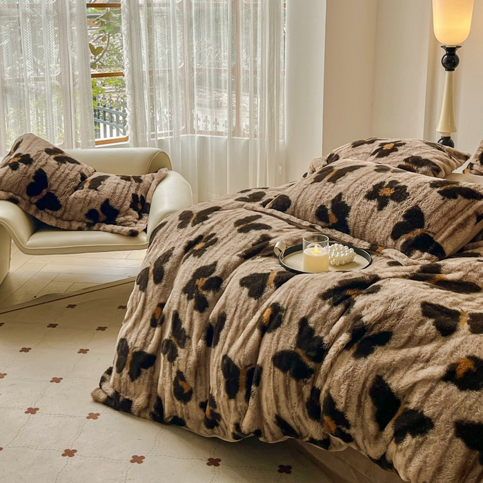 91家纺网 家纺一手货源 找家纺 梦莱斯 2025新款亲肤舒适兔毛印花牛奶绒保暖四件套一美拉德系 蝴蝶棕