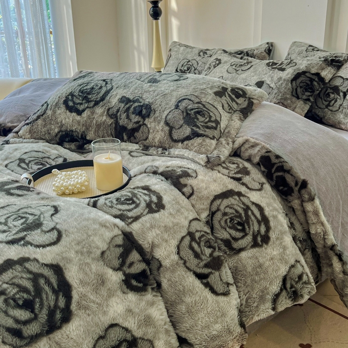 91家纺网 家纺一手货源 找家纺 梦莱斯 2025新款亲肤舒适兔毛印花牛奶绒保暖四件套一美拉德系 花影灰