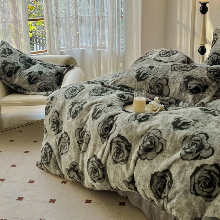 91家纺网 家纺一手货源 找家纺 梦莱斯 2025新款亲肤舒适兔毛印花牛奶绒保暖四件套一美拉德系 花影灰