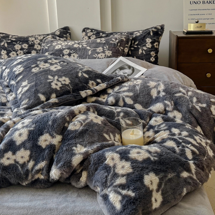 91家纺网 家纺一手货源 找家纺 梦莱斯 2025新款亲肤舒适兔毛印花牛奶绒保暖四件套一美拉德系 灰底小花