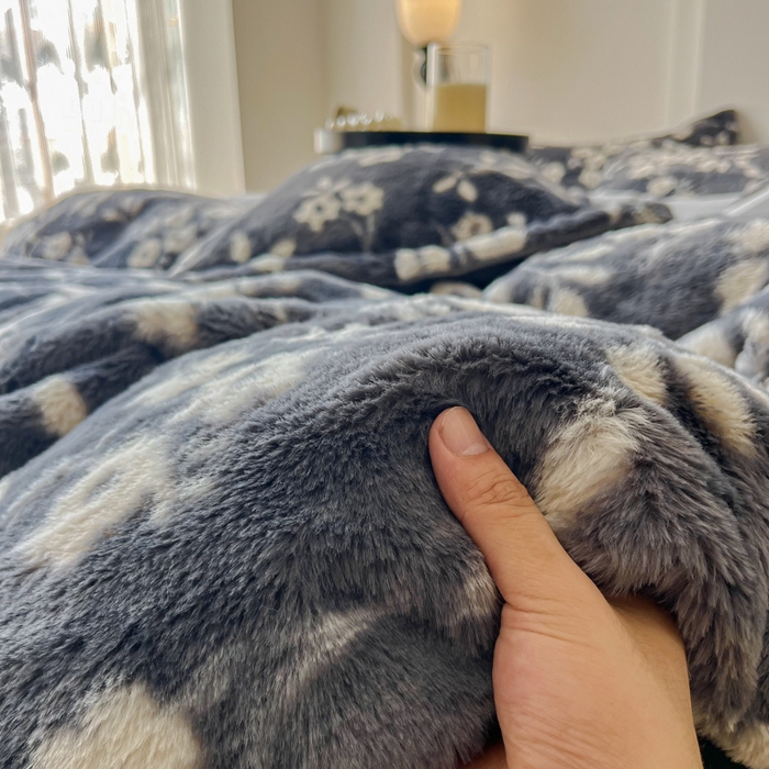 91家纺网 家纺一手货源 找家纺 梦莱斯 2025新款亲肤舒适兔毛印花牛奶绒保暖四件套一美拉德系 灰底小花