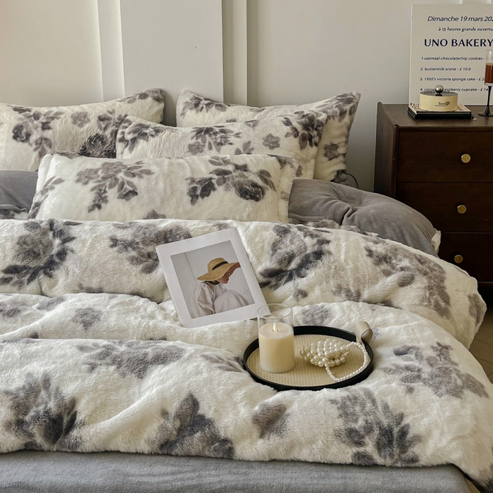 91家纺网 家纺一手货源 找家纺 梦莱斯 2025新款亲肤舒适兔毛印花牛奶绒保暖四件套一美拉德系 灰色树叶