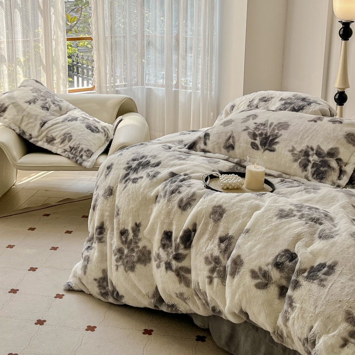 91家纺网 家纺一手货源 找家纺 梦莱斯 2025新款亲肤舒适兔毛印花牛奶绒保暖四件套一美拉德系 灰色树叶