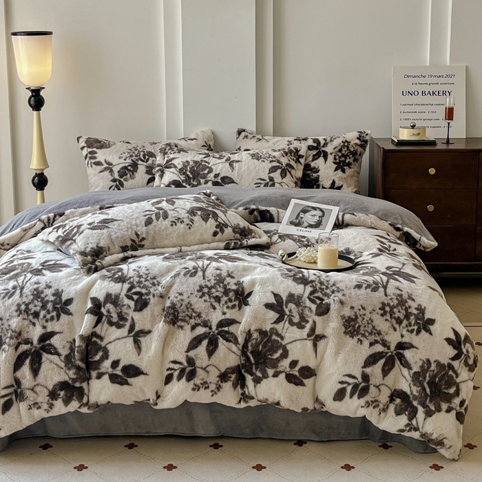 91家纺网 家纺一手货源 找家纺 梦莱斯 2025新款亲肤舒适兔毛印花牛奶绒保暖四件套一美拉德系 灰色树枝