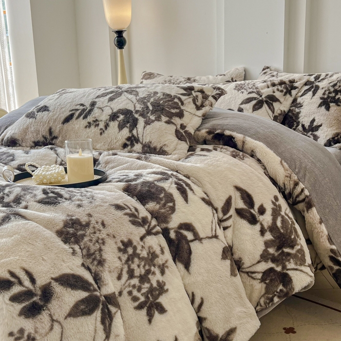 91家纺网 家纺一手货源 找家纺 梦莱斯 2025新款亲肤舒适兔毛印花牛奶绒保暖四件套一美拉德系 灰色树枝