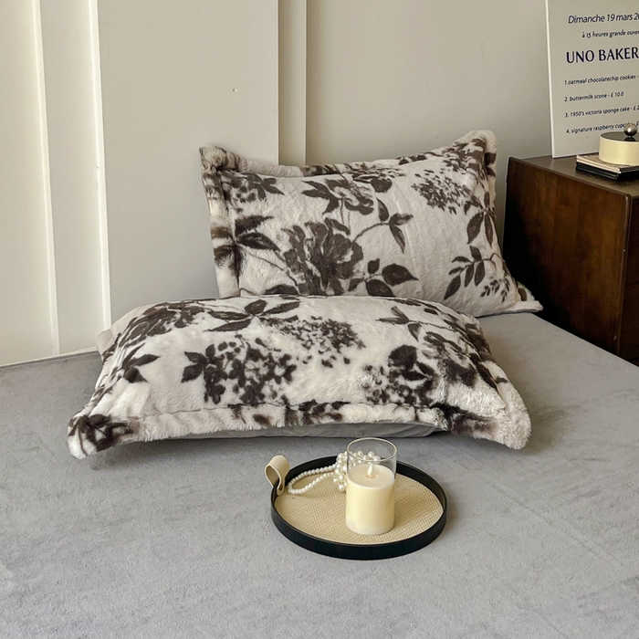 91家纺网 家纺一手货源 找家纺 梦莱斯 2025新款亲肤舒适兔毛印花牛奶绒保暖四件套一美拉德系 灰色树枝