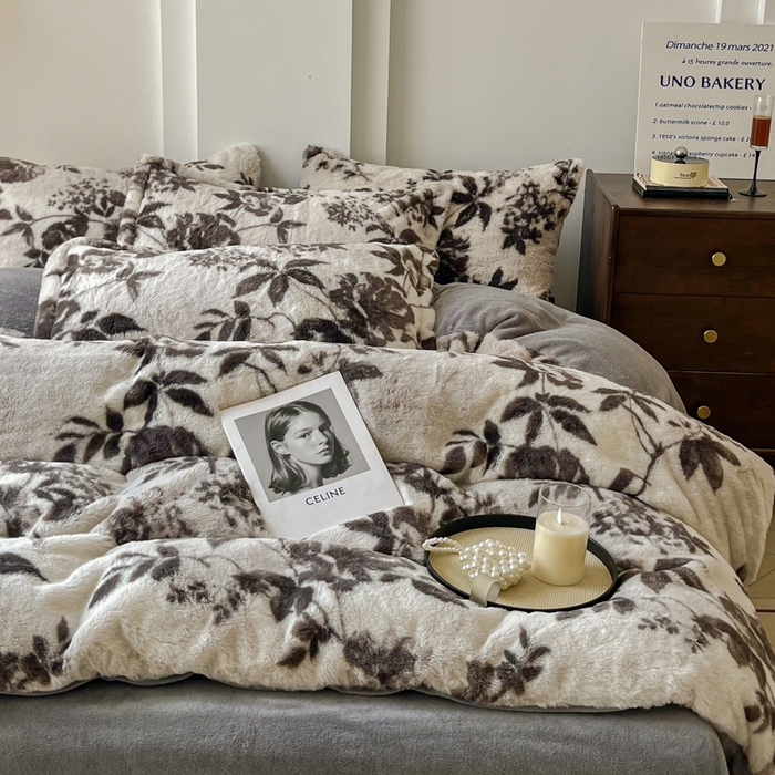 91家纺网 家纺一手货源 找家纺 梦莱斯 2025新款亲肤舒适兔毛印花牛奶绒保暖四件套一美拉德系 灰色树枝