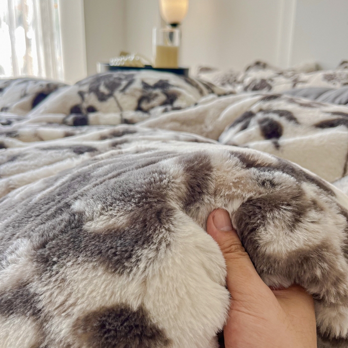 91家纺网 家纺一手货源 找家纺 梦莱斯 2025新款亲肤舒适兔毛印花牛奶绒保暖四件套一美拉德系 灰色树枝