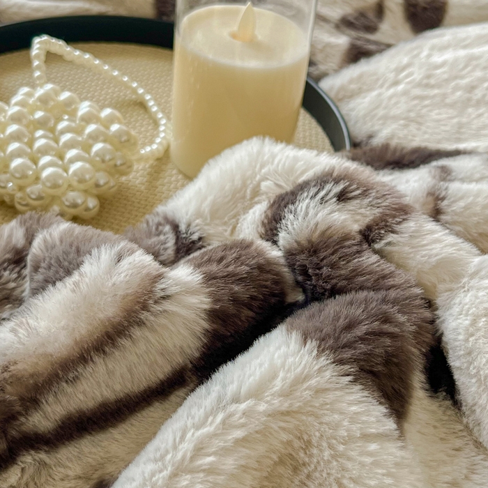 91家纺网 家纺一手货源 找家纺 梦莱斯 2025新款亲肤舒适兔毛印花牛奶绒保暖四件套一美拉德系 灰色树枝