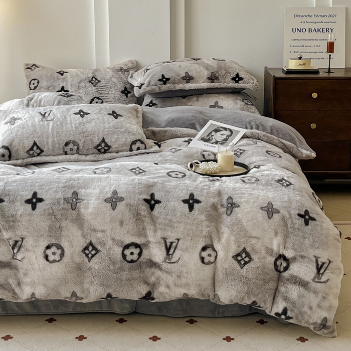 91家纺网 家纺一手货源 找家纺 梦莱斯 2025新款亲肤舒适兔毛印花牛奶绒保暖四件套一美拉德系 灰色小花