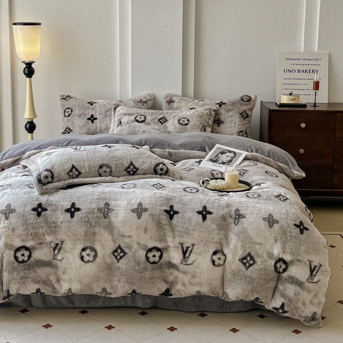 91家纺网 家纺一手货源 找家纺 梦莱斯 2025新款亲肤舒适兔毛印花牛奶绒保暖四件套一美拉德系 灰色小花