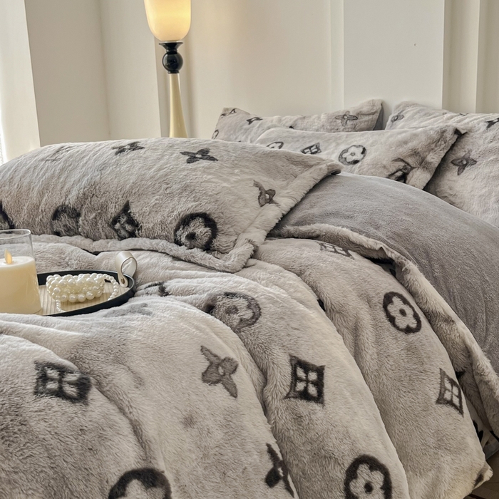 91家纺网 家纺一手货源 找家纺 梦莱斯 2025新款亲肤舒适兔毛印花牛奶绒保暖四件套一美拉德系 灰色小花