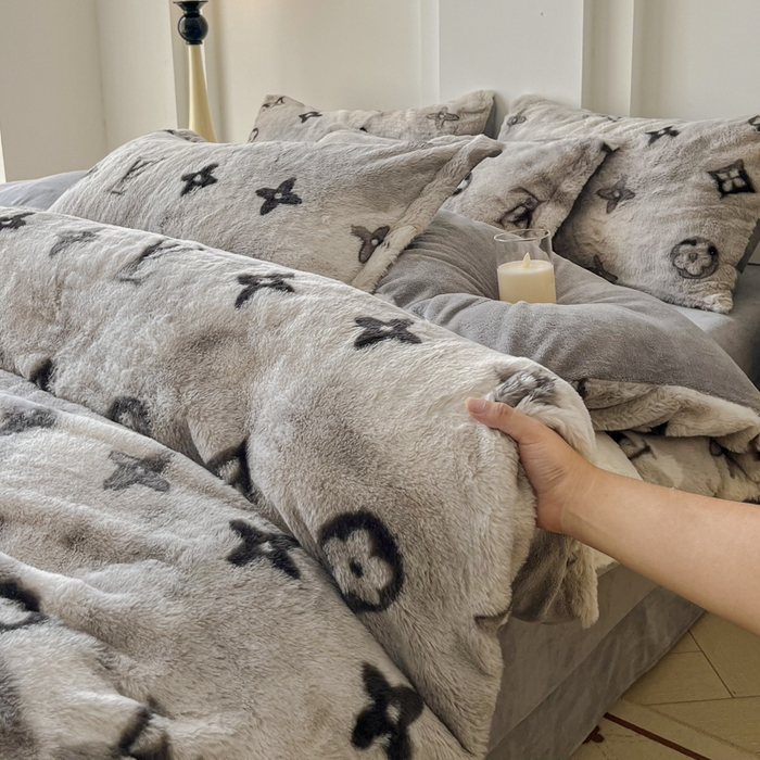 91家纺网 家纺一手货源 找家纺 梦莱斯 2025新款亲肤舒适兔毛印花牛奶绒保暖四件套一美拉德系 灰色小花