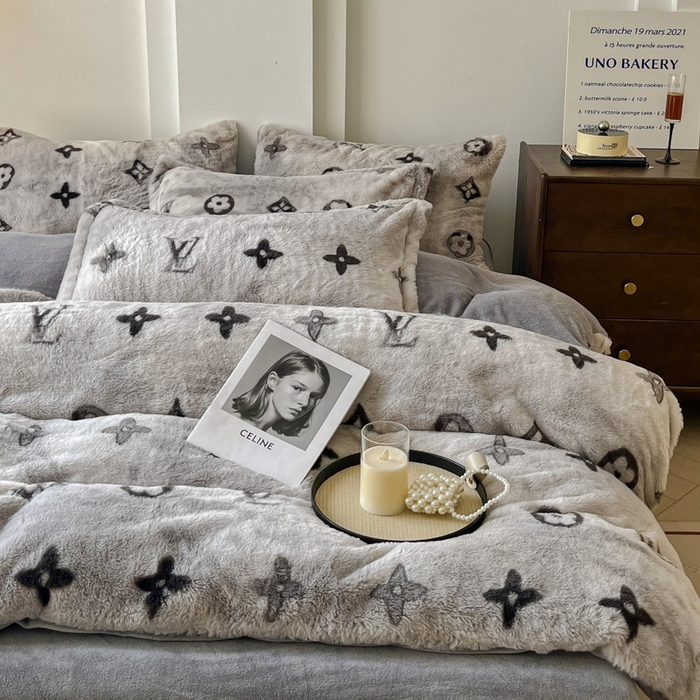 91家纺网 家纺一手货源 找家纺 梦莱斯 2025新款亲肤舒适兔毛印花牛奶绒保暖四件套一美拉德系 灰色小花