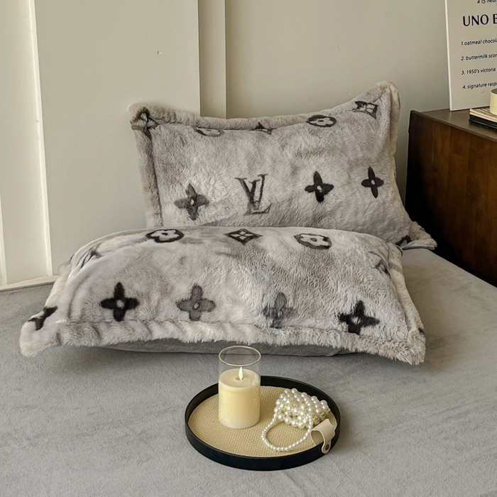 91家纺网 家纺一手货源 找家纺 梦莱斯 2025新款亲肤舒适兔毛印花牛奶绒保暖四件套一美拉德系 灰色小花