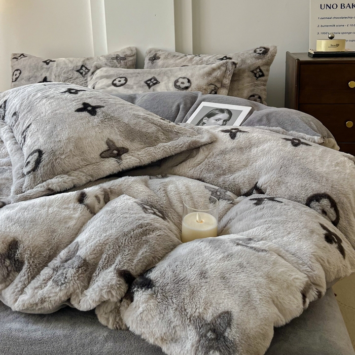 91家纺网 家纺一手货源 找家纺 梦莱斯 2025新款亲肤舒适兔毛印花牛奶绒保暖四件套一美拉德系 灰色小花