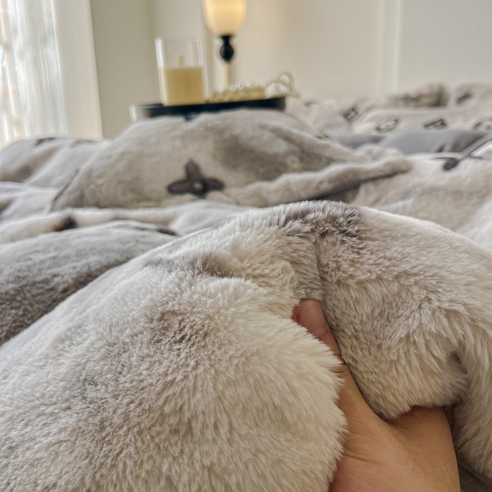 91家纺网 家纺一手货源 找家纺 梦莱斯 2025新款亲肤舒适兔毛印花牛奶绒保暖四件套一美拉德系 灰色小花