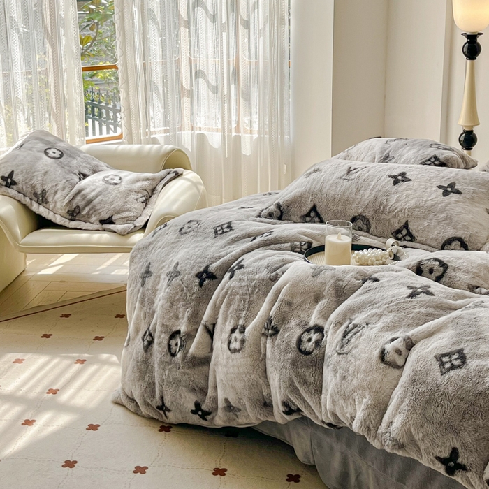 91家纺网 家纺一手货源 找家纺 梦莱斯 2025新款亲肤舒适兔毛印花牛奶绒保暖四件套一美拉德系 灰色小花