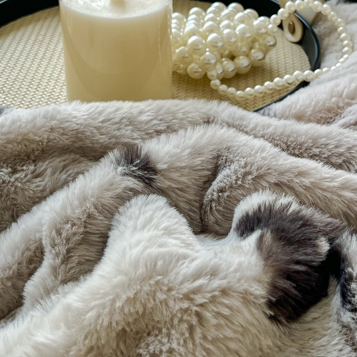 91家纺网 家纺一手货源 找家纺 梦莱斯 2025新款亲肤舒适兔毛印花牛奶绒保暖四件套一美拉德系 灰色小花