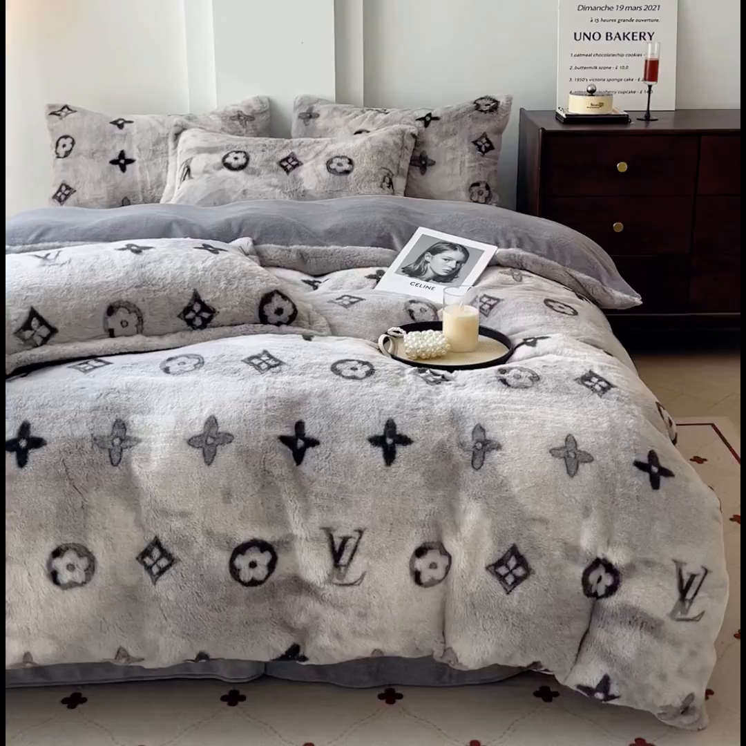 91家纺网 家纺一手货源 找家纺 梦莱斯 2025新款亲肤舒适兔毛印花牛奶绒保暖四件套一美拉德系 灰色小花