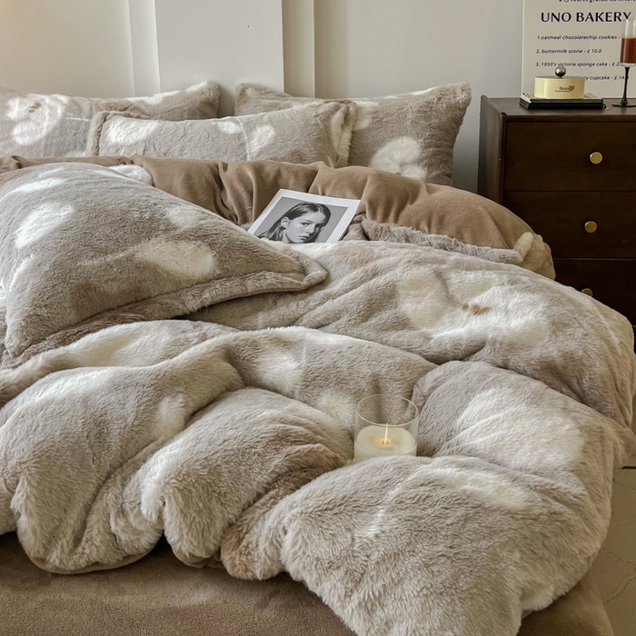 91家纺网 家纺一手货源 找家纺 梦莱斯 2025新款亲肤舒适兔毛印花牛奶绒保暖四件套一美拉德系 灰棕花