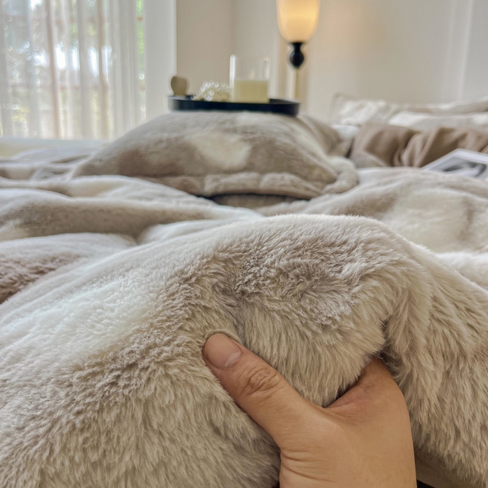 91家纺网 家纺一手货源 找家纺 梦莱斯 2025新款亲肤舒适兔毛印花牛奶绒保暖四件套一美拉德系 灰棕花