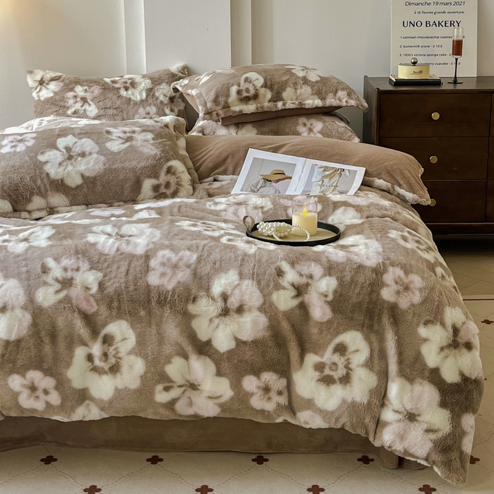 91家纺网 家纺一手货源 找家纺 梦莱斯 2025新款亲肤舒适兔毛印花牛奶绒保暖四件套一美拉德系 咖底小花