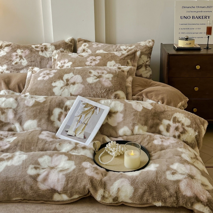 91家纺网 家纺一手货源 找家纺 梦莱斯 2025新款亲肤舒适兔毛印花牛奶绒保暖四件套一美拉德系 咖底小花