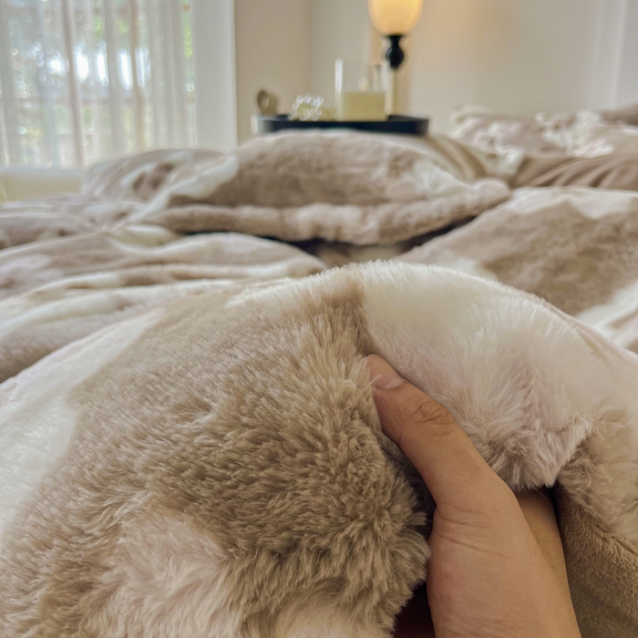 91家纺网 家纺一手货源 找家纺 梦莱斯 2025新款亲肤舒适兔毛印花牛奶绒保暖四件套一美拉德系 咖底小花