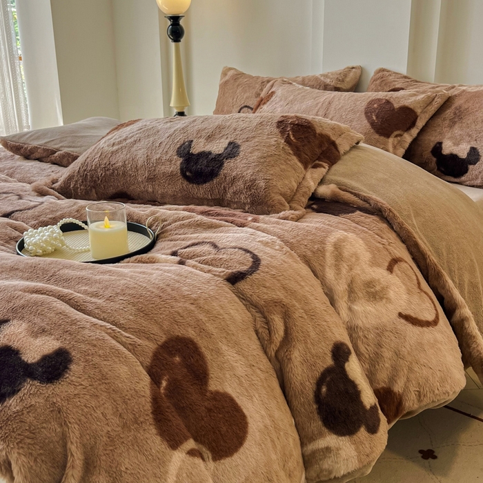 91家纺网 家纺一手货源 找家纺 梦莱斯 2025新款亲肤舒适兔毛印花牛奶绒保暖四件套一美拉德系 咖啡爱心