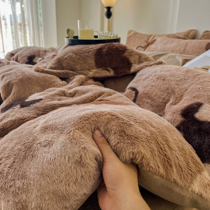 91家纺网 家纺一手货源 找家纺 梦莱斯 2025新款亲肤舒适兔毛印花牛奶绒保暖四件套一美拉德系 咖啡爱心