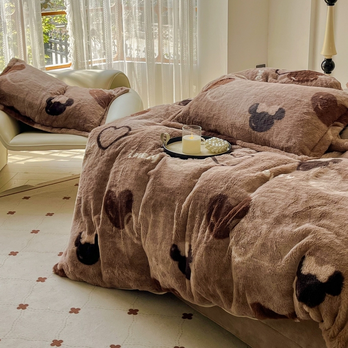 91家纺网 家纺一手货源 找家纺 梦莱斯 2025新款亲肤舒适兔毛印花牛奶绒保暖四件套一美拉德系 咖啡爱心