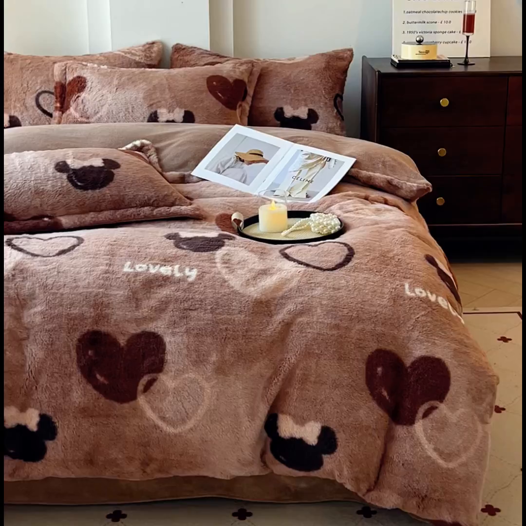 91家纺网 家纺一手货源 找家纺 梦莱斯 2025新款亲肤舒适兔毛印花牛奶绒保暖四件套一美拉德系 咖啡爱心