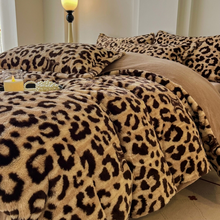 91家纺网 家纺一手货源 找家纺 梦莱斯 2025新款亲肤舒适兔毛印花牛奶绒保暖四件套一美拉德系 咖啡豹圈