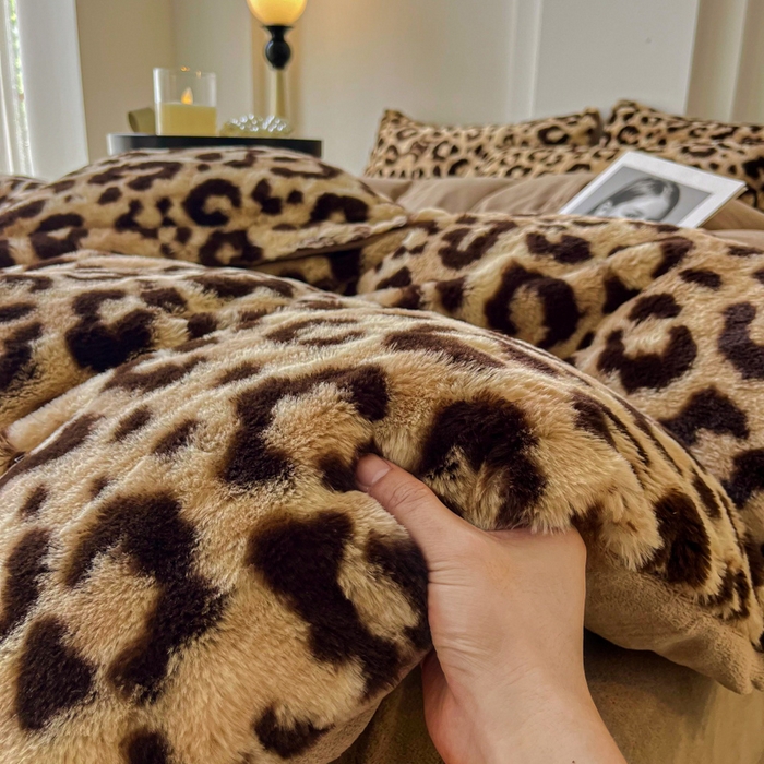 91家纺网 家纺一手货源 找家纺 梦莱斯 2025新款亲肤舒适兔毛印花牛奶绒保暖四件套一美拉德系 咖啡豹圈