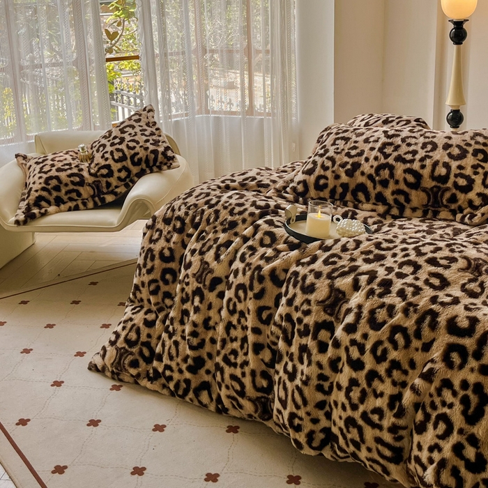 91家纺网 家纺一手货源 找家纺 梦莱斯 2025新款亲肤舒适兔毛印花牛奶绒保暖四件套一美拉德系 咖啡豹圈